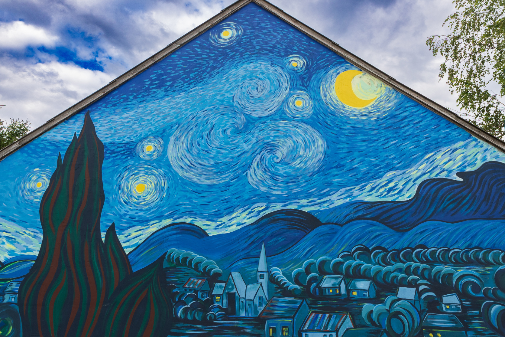 Mural inspirowany twórczością Vincenta van Gogha na ścianie domu w Brzózkach